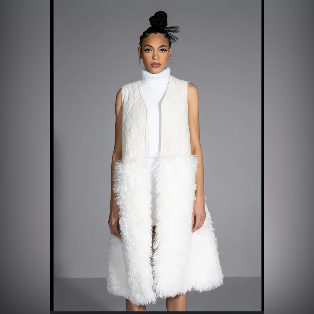 AKIRA BORB QUILTED VEST WITH FAUX FUR off white color